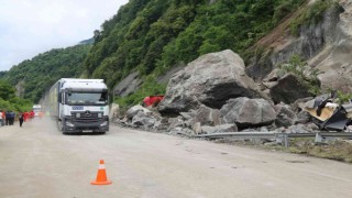 Artvinin Kemalpaşa ilçesindeki heyelanın ardından Karadeniz Sahil Yolu kontrollü olarak ulaşıma açıldı