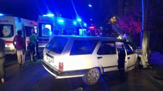 Aşırı alkollü sürücü aydınlatma direğine çarptı; 2 yaralı