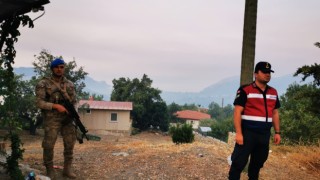 Askerler tahliye edilen evlerin önünde tedbir amaçlı nöbet tutuyor