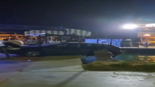 Askıda kalan otomobilin denize düşmemesi için kaputa oturup çekiciyi beklediler