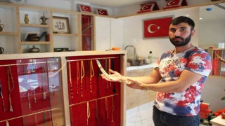 Atanamadı, şimdi dünyaya tespih pazarlıyor