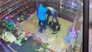 Ataşehirde görme engelli vatandaşa bakkalda tekme tokatlı saldırı