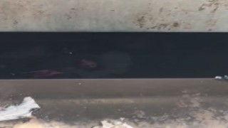Atık kağıt toplamak isterken gömme çöp konteynerine düştü