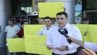 AVM işletmecisini protesto eden mülk sahipleri tapularını yırttı