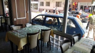 Aydında faciadan dönüldü: Kaza yapan otomobil lokantaya daldı