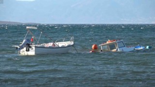 Ayvalıkta şiddetli rüzgar bazı balıkçı teknelerini batırdı