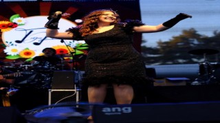 Babaanne acısıyla Bursada konser verdi