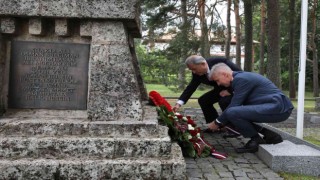 Bakan Akar, Letonyadaki Cesis Türk Şehitliğini ziyaret etti