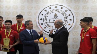 Bakan Özer namağlup dünya şampiyonu olan gençlerle bir araya geldi