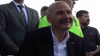 Bakan Soylu, trafik tayfa aracında çocuklarla çizgi film izledi