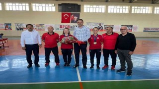 Bakan Yardımcısı Aksu, altın madalya kazanan badminton sporcularını tebrik etti