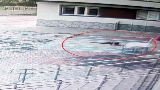 Bakım merkezinin yangın merdiveninden düşen genç ağır yaralandı