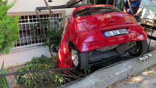 Bakırköyde kaza yapan araç evin bahçesine uçtu: 1 yaralı