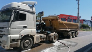 Balataları ısınan tırın lastiği yandı