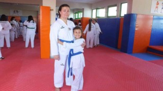 Balıkesirde kadın antrenör tekvando sporunu sevdirdi