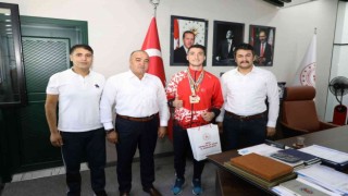 Balkan şampiyonu Ali Demir il müdürünü ziyaret etti