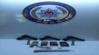 Balkondan havaya ateş açan kişi tabanca ve mermilerle yakalandı