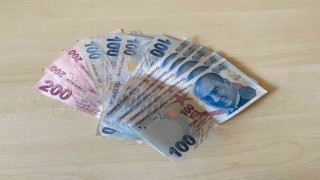 Bankta uyuyan vatandaşın parasını çalan şüpheli gözaltına alındı
