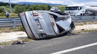 Bariyere çarpıp takla atan otomobil sürücüsü yaralandı