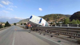 Bariyerlere çarpan ambulansta bulunan hasta hayatını kaybetti