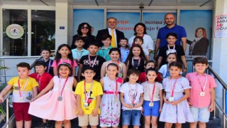 Başkan Kaya madalya verdi, öğrencileri kurslara davet etti