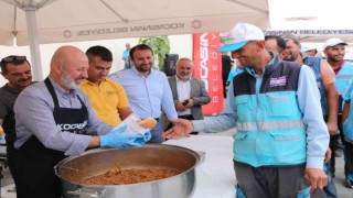 Başkan önlüğü taktı, personeline ekmek arası kavurma ikram etti