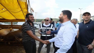 Başkan Öztekin, kurban pazarını ziyaret etti