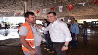 Başkan Tütüncü kurban kesim yerlerinde vatandaşlarla bayramlaştı