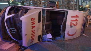 Başkentte hasta taşıyan ambulans otomobille çarpıştı: 3 yaralı