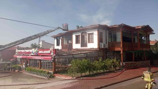 Başkentte korkutan yangın: Bacadan sıçrayan alevler restoran çatısını sardı