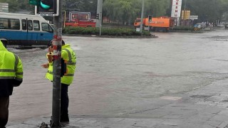 Başkentte sağanak yolları ve evleri sular altında bıraktı