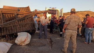 Batmanda saman yüklü traktör devrildi: 2 yaralı