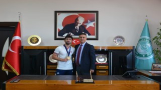 BAÜNlü Şampiyon güreşçiden Rektör Prof. Dr. İlter Kuşa ziyaret
