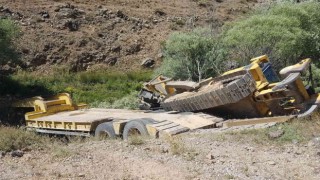 Bayburt Özel İdaresine ait iş makinesi dereye devrildi