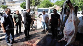 Baydilli kurban kesim yerlerinde vatandaşlarla bayramlaştı