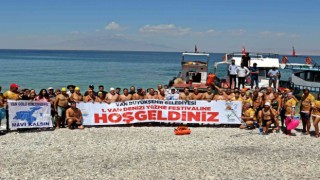 Bayrak teslimi için Vandan Bitlise yüzdüler