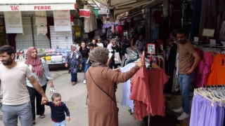 Bayram arifesinde çarşı pazarda insan yoğunluğu