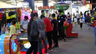 Bayram harçlıklarını toplayan çocuklar oyun alanlarına koştu