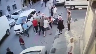 Bayrampaşada kaza yapan sürücüler birbirine girdi