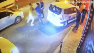 Beşiktaşta bıçaklı “afiş” asma kavgası kamerada: Sopayla zabıtaya saldıran genç düşüp ayağını kırdı