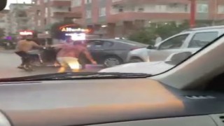 Bıçakla 2 kişiyi kovaladı, yetmedi otomobilin lastiklerini bıçakladı