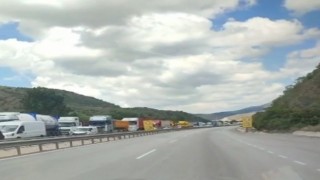 Bilecik-Bozüyük karayolunda arızalanan tır trafiği kilitledi