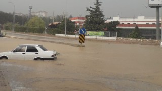 Bilecikte sağanak yağışa yolda yakalanan araçlar suya gömülürken, birçok işyeri sular altında kaldı