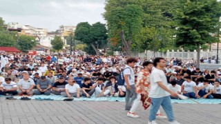 Binlerce kişi Kurban Bayramı namazı için Ayasofyayı Kebir Camiine akın etti