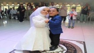 Bir metrelik çift Sivasta gerçekleştirilen ikinci düğünlerinin ardından dünya evine girdi