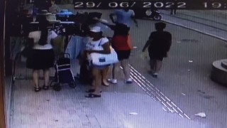 Birisi perdeledi, diğeri askıda duran şortları pazar arabasına doldurdu