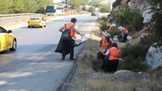 Bodrum, araçlardan atılan çöplerden arındırılıyor