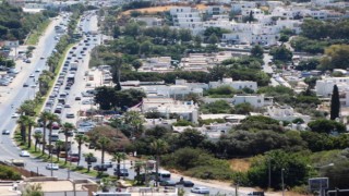 Bodruma tatilci akını başladı: Trafik kilitlendi, sahillerde adım atacak yer kalmadı