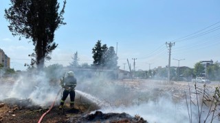 Boş arazide çıkan yangın ekipleri alarma geçirdi