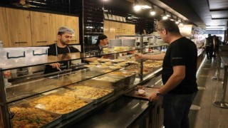 Bu lokantada bir tabak yemek fiyatına 5 çeşit yemek satılıyor